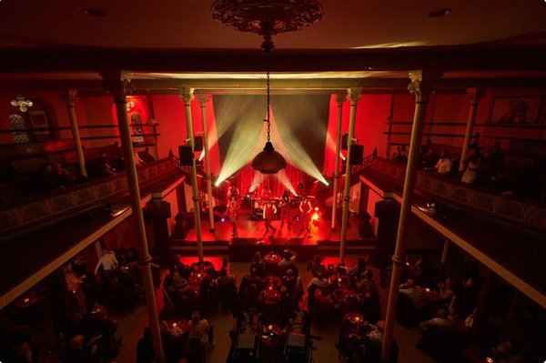 Le Cabaret Chic - Le Balcon - Image 1